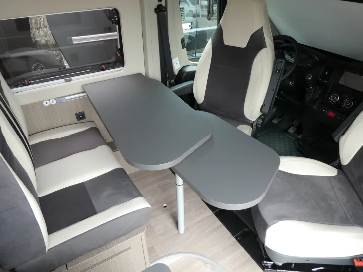 Fahrzeugbild Challenger Van V114S #16