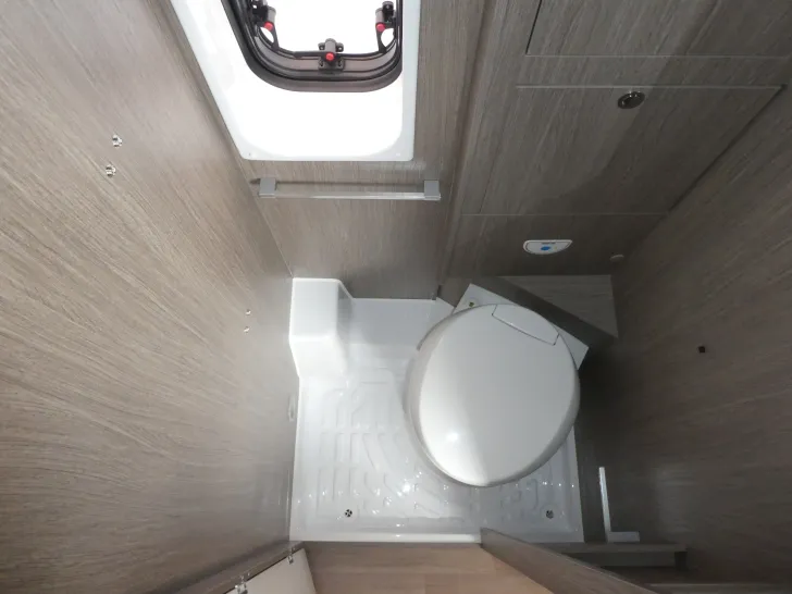 Fahrzeugbild Challenger Van V114S #18