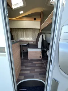 Fahrzeugbild Weinsberg CaraHome 650 DG - Alkoven - für 5 Personen #10