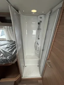 Dusche Weinsberg CaraCore 700 MEG 5 Personen 180PS Autom. 4 to.