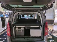 Bild 11 Crosscamp Lite S, Ausziehbares Küchenmodul und Bett *Messe*