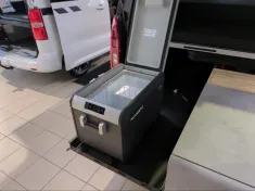 Bild 13 Crosscamp Lite S, Ausziehbares Küchenmodul und Bett *Messe*