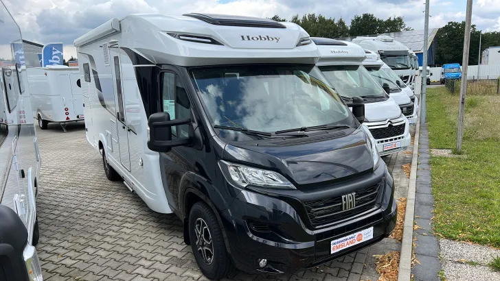 Schräg Vorne Hobby Optima De Luxe T70 GE