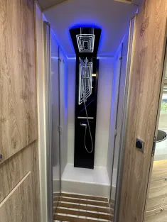 Bild 14 Eura Mobil Integra Line 695 LF Wechselrichter+Navi+Satanlage