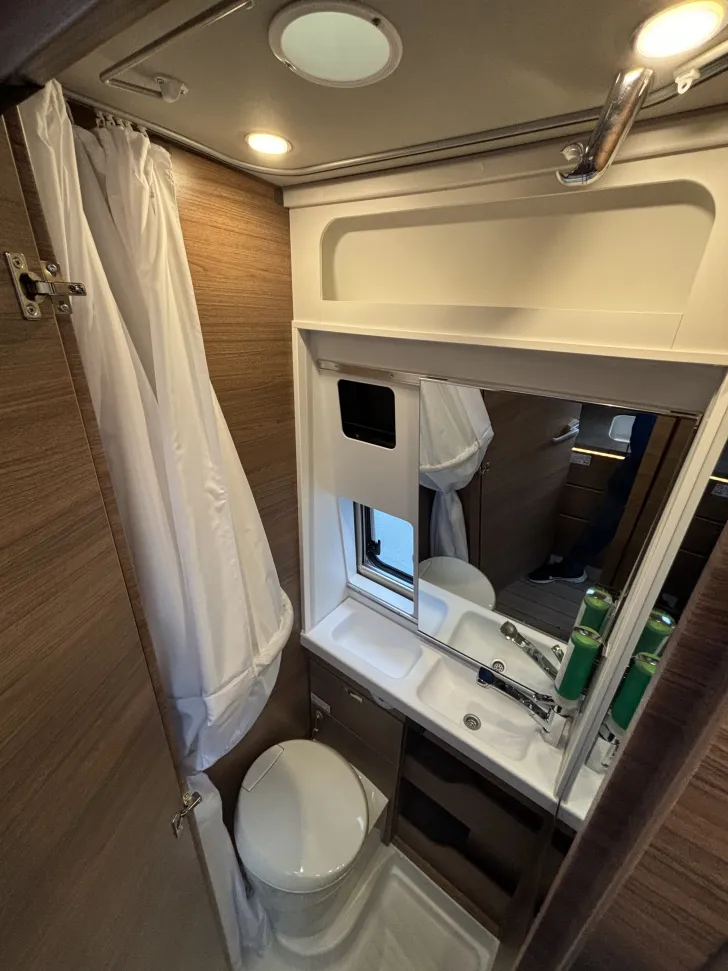 Toilette Knaus BoxLife 630 ME Automatik 4 Pakete, S7 Fenster