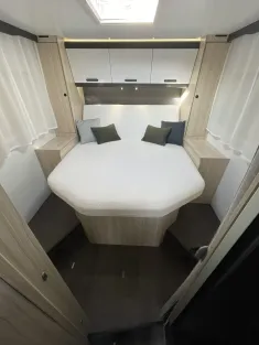 Bild 16 Sun Living S 72 DC -Queensbett mit Hubbett