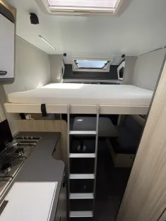 Bild 19 Sun Living S 72 DC -Queensbett mit Hubbett