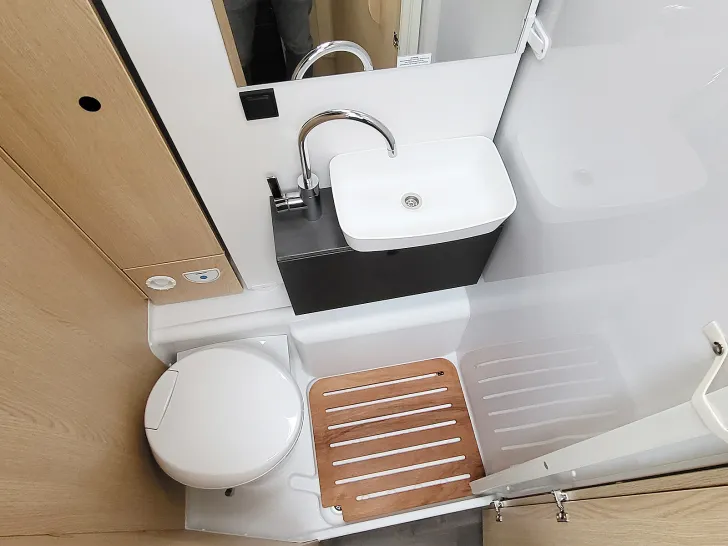 Fahrzeugbild Sunlight FORD ADVENTURE ED T 670S #8