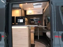 Fahrzeugbild Dethleffs Globetrail Advantage 640 ER Fiat Gästebett quer im Wohnbereich #8