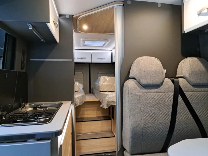 Fahrzeugbild Dethleffs Globetrail Advantage 640 ER Fiat Gästebett quer im Wohnbereich #9