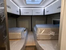 Fahrzeugbild Dethleffs Globetrail Advantage 640 ER Fiat Gästebett quer im Wohnbereich #12