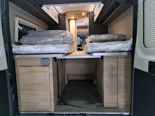 Fahrzeugbild Dethleffs Globetrail Advantage 640 ER Fiat Gästebett quer im Wohnbereich #15