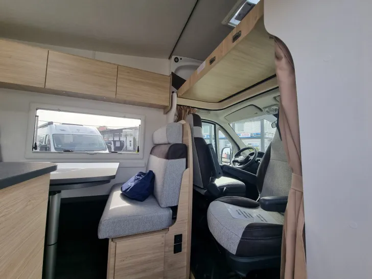 Fahrzeugbild Chausson Alkoven C727 GA AHK/Einzelbetten/Winterpaket #7