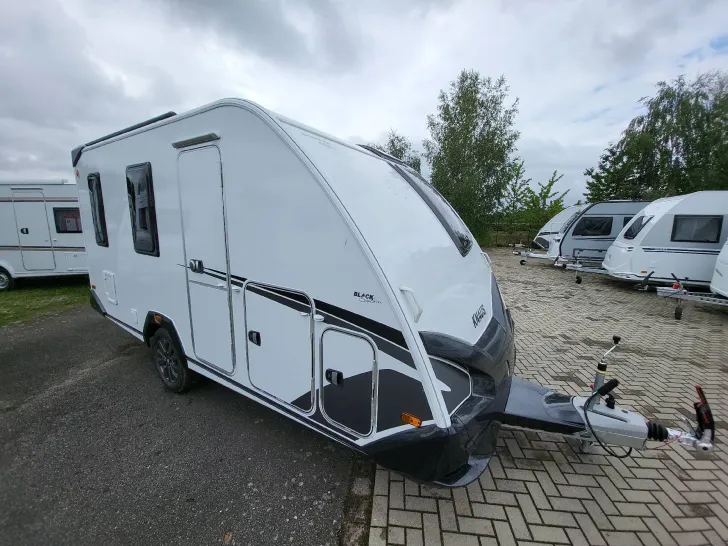 Schräg Vorne Knaus Sport&Fun 480 QL BLACK SELECTION