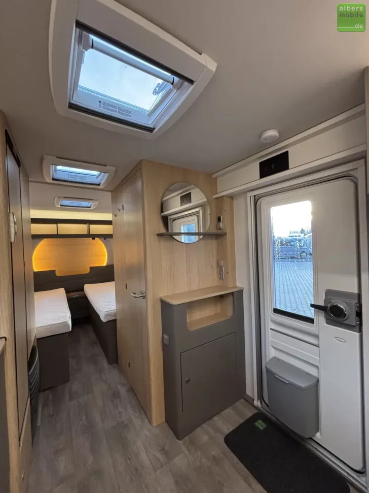 Fahrzeugbild LMC Tandero 500 E 1800kg Einzelbetten GFK #9