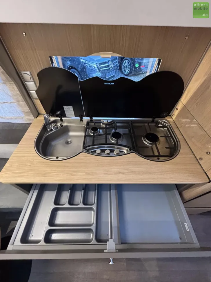 Fahrzeugbild LMC Tandero 500 E 1800kg Einzelbetten GFK #11