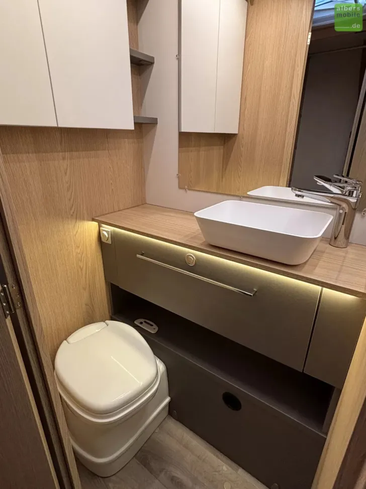 Fahrzeugbild LMC Tandero 500 E 1800kg Einzelbetten GFK #16