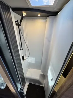 Bild 18 Knaus L!VE TI 650 MEG Platinum Selection Dachklima, AHK, Rahmenfenster