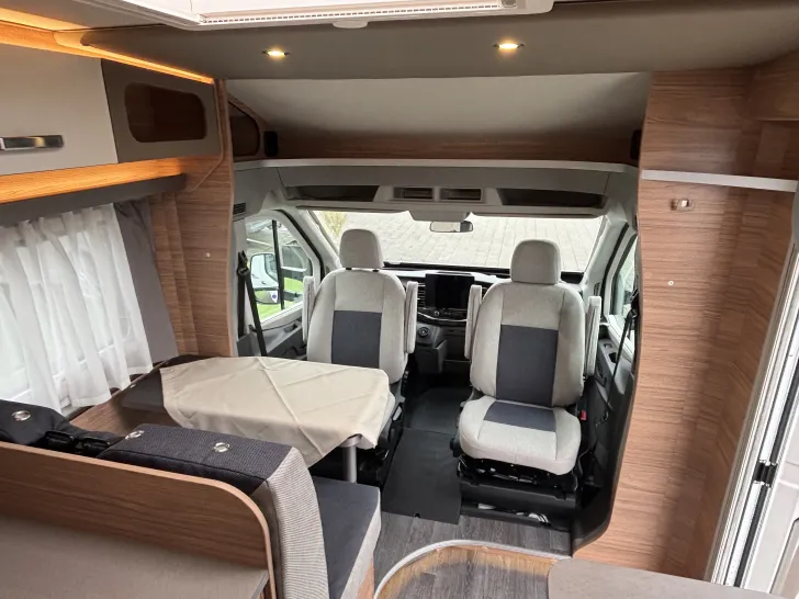 Sicht vorne-hinten Weinsberg CaraLoft 550 MF 4Pakete TV BikeLift Rahmenfens