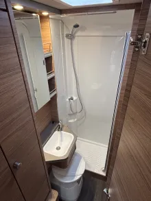 Toilette Weinsberg CaraLoft 550 MF 4Pakete TV BikeLift Rahmenfens