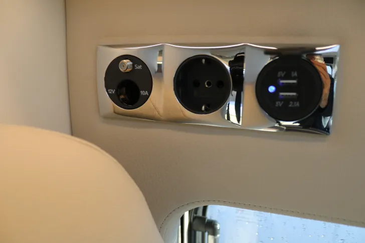 Fahrzeugbild Eura Mobil Van 635 EB AT9G+Sunroof+Solar+Markise #20