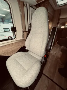 Bild 7 Hymer Exsis-i 474 Hubstützen, Luftfeder, Autom.