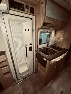Bild 8 Hymer Exsis-i 474 Hubstützen, Luftfeder, Autom.