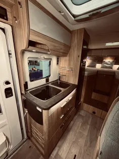 Bild 9 Hymer Exsis-i 474 Hubstützen, Luftfeder, Autom.