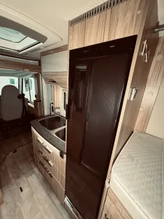 Bild 12 Hymer Exsis-i 474 Hubstützen, Luftfeder, Autom.