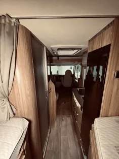 Bild 13 Hymer Exsis-i 474 Hubstützen, Luftfeder, Autom.