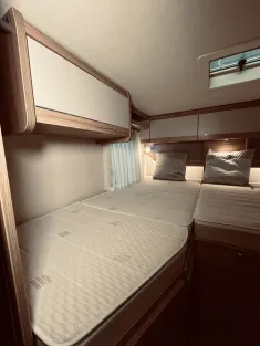 Bild 14 Hymer Exsis-i 474 Hubstützen, Luftfeder, Autom.