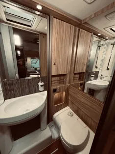 Bild 18 Hymer Exsis-i 474 Hubstützen, Luftfeder, Autom.