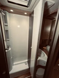 Bild 20 Hymer Exsis-i 474 Hubstützen, Luftfeder, Autom.