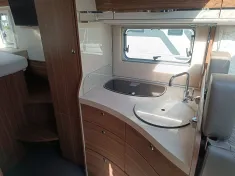 Bild 14 Eura Mobil Integra Line 695 HB -hydraulische Hubstützen-