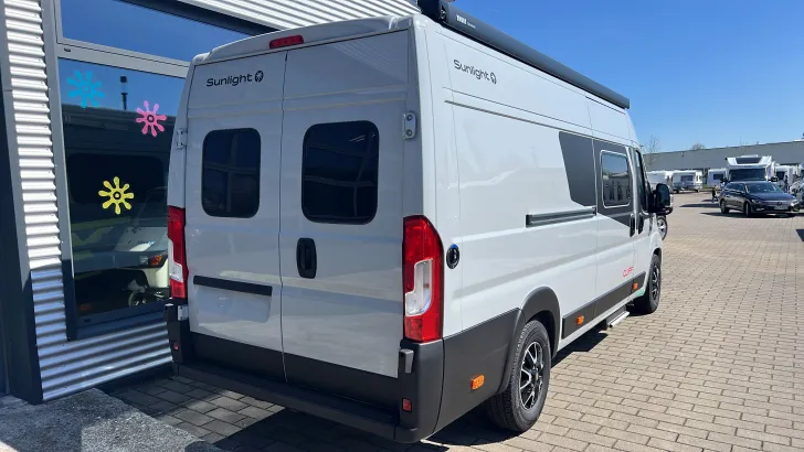 Schräg Hinten Sunlight Camper Van CLIFF 640 Adventure Edition