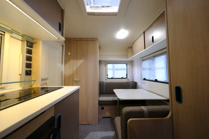 Fahrzeugbild Adria Aviva 400 PS/Festbett/Seitensitzgruppe/Mover #9