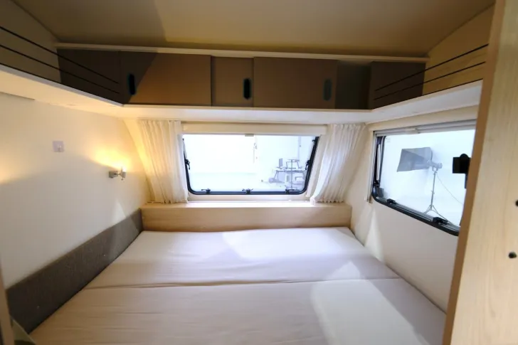 Fahrzeugbild Adria Aviva 400 PS/Festbett/Seitensitzgruppe/Mover #11