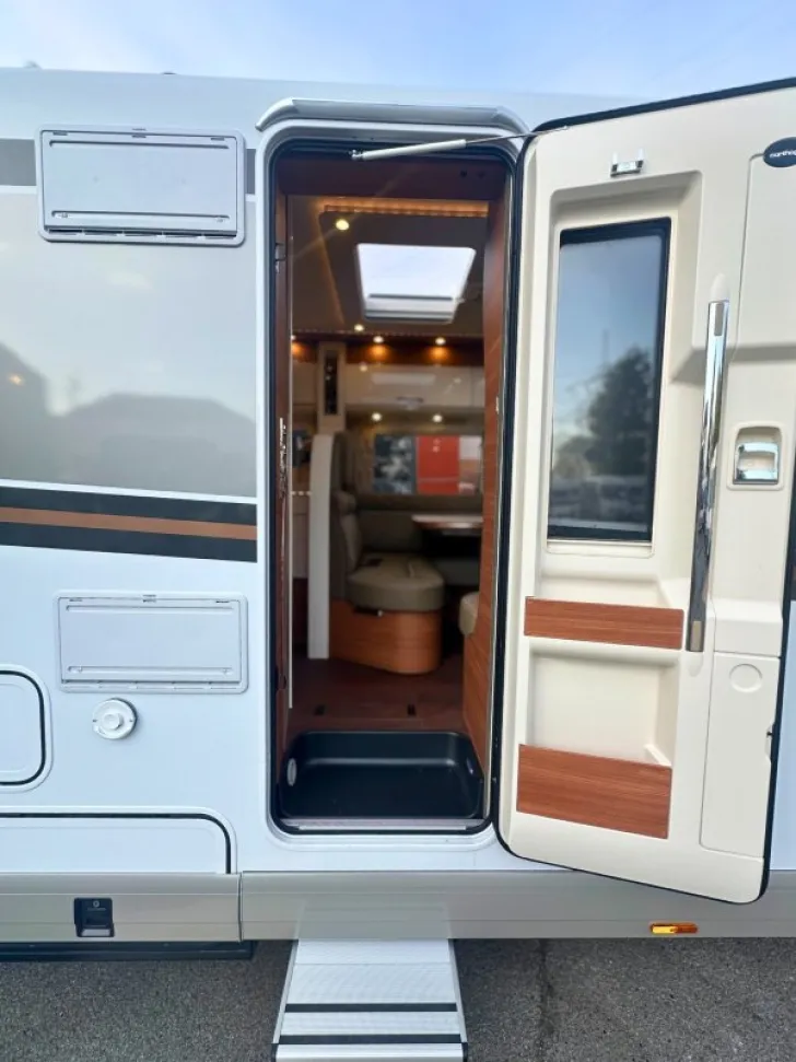 Fahrzeugbild Carthago chic c-line I 4.9 LE OHNE HUBBETT+SAT-ANLAGE #3