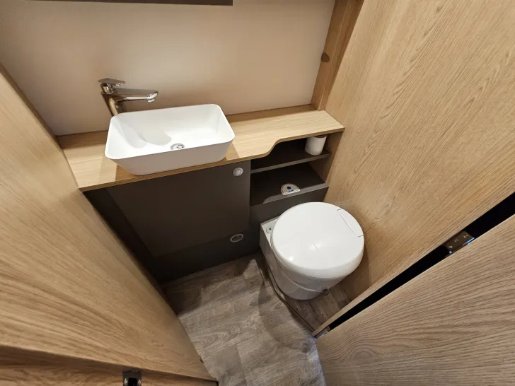 Fahrzeugbild LMC Tourer Lift H 720 Couch Couch #9