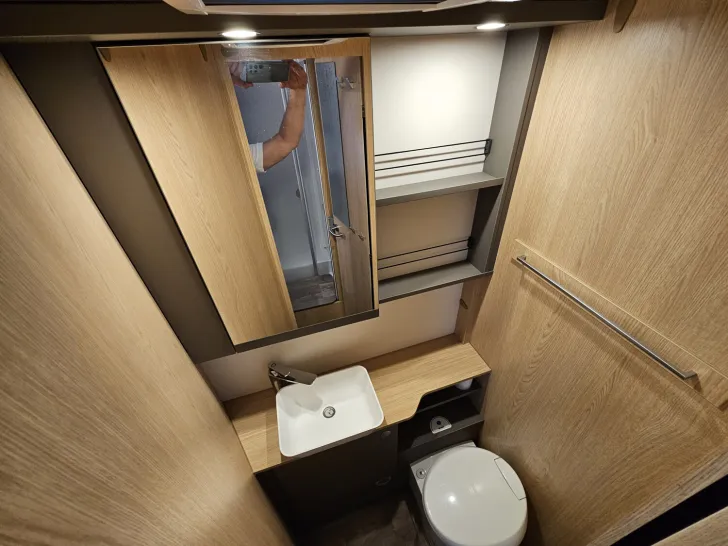 Fahrzeugbild LMC Tourer Lift H 720 Couch Couch #10