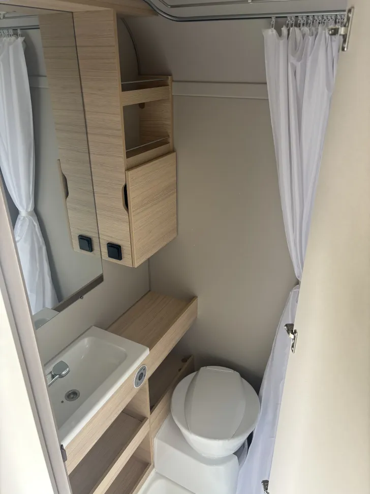 Fahrzeugbild Weinsberg CaraCito 390 QD GFK-Dach, 3 Zusatzfenster, #11