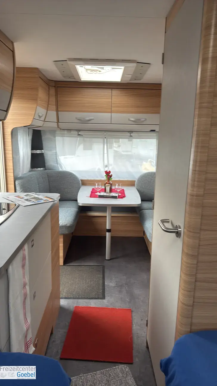 Sicht vorne-hinten Dethleffs Camper 460 EL