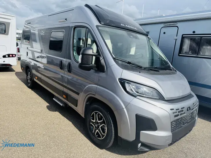 Schräg Vorne Adria Twin 640 SGX 60 Years Edition WS beheizt* Hubbett * Navi