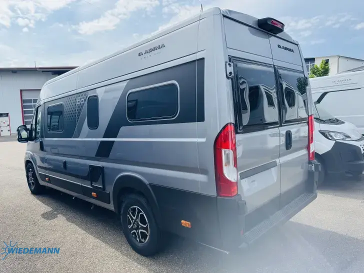 Schräg Hinten Adria Twin 640 SGX 60 Years Edition WS beheizt* Hubbett * Navi