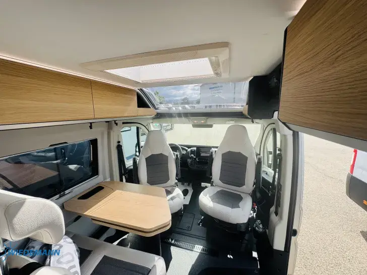 Sicht vorne-hinten Adria Twin 640 SGX 60 Years Edition WS beheizt* Hubbett * Navi