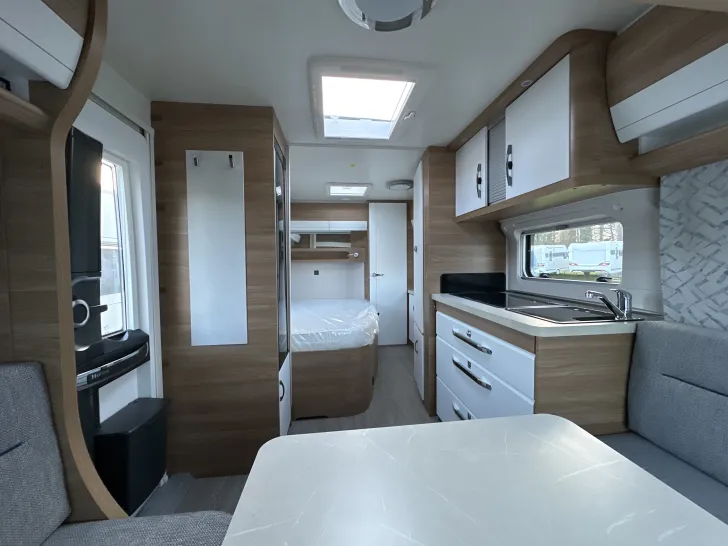 Sicht vorne-hinten Hobby De Luxe 495 WFB Tageszulassung