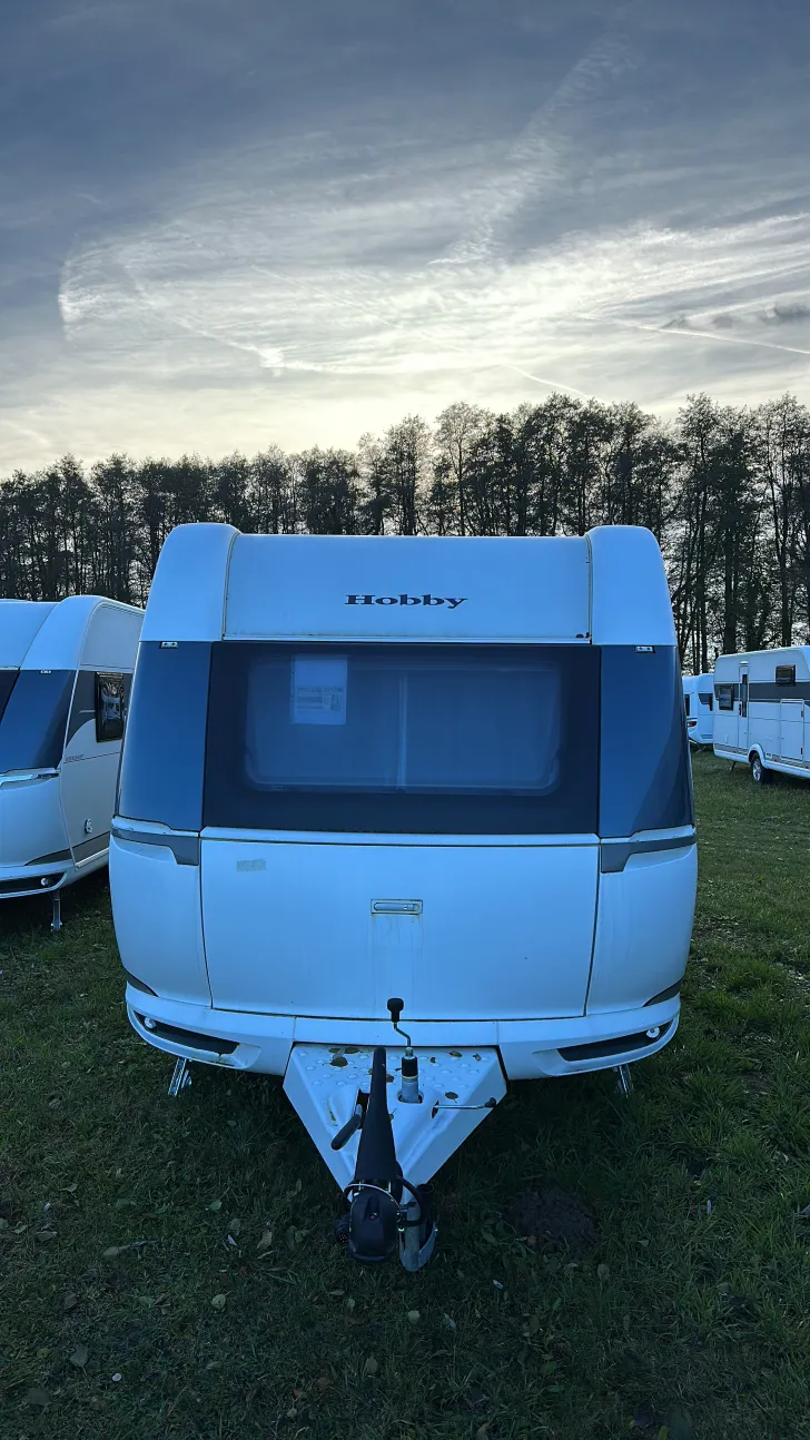 Frontal Vorne Hobby De Luxe 495 WFB Tageszulassung