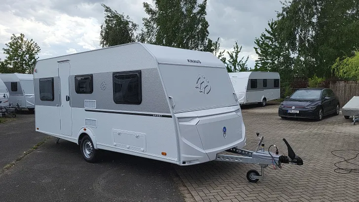 Schräg Vorne Knaus Sport 500 EU 1800 kg/Ambientel/LED Umriss