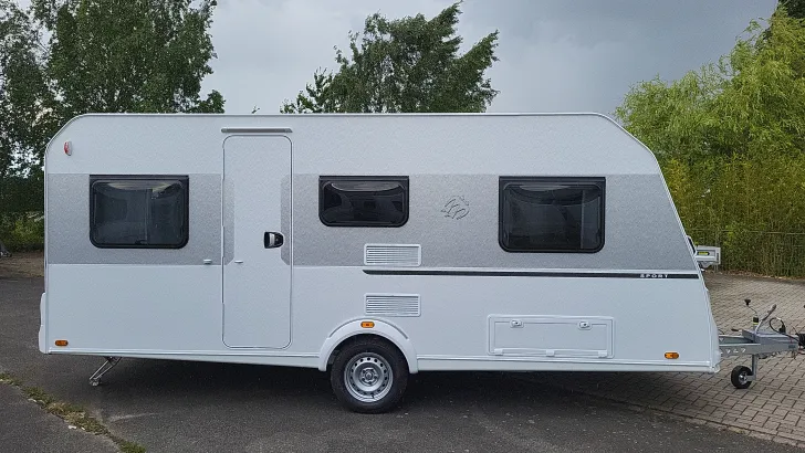 Seitlich Knaus Sport 500 EU 1800 kg/Ambientel/LED Umriss