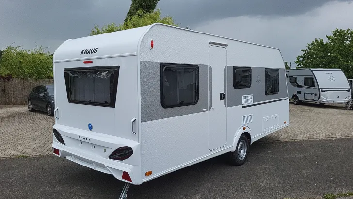 Schräg Hinten Knaus Sport 500 EU 1800 kg/Ambientel/LED Umriss